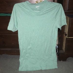 Men's basic V-neck tee
